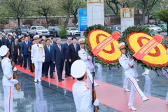 Une délégation de dirigeants du Parti, de l’État, de l’Assemblée nationale, du gouvernement et du Front de la Patrie du Vietnam, est allée rendre hommage le 19 mai au Président Hô Chi Minh en son mausolée, à l’occasion du 135e anniversaire de sa naissance (19 mai). Photo : VNA