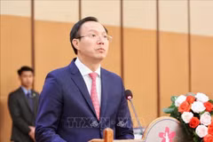 Doàn Trung Kiên, vice-président du Comité populaire provincial, s'exprime à la 13ᵉ Conférence sur la coopération et le développement des provinces frontalières Vietnam-Cambodge. Photo: VNA