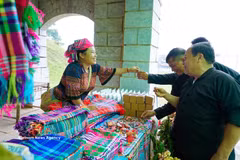 Reconstitution d’un marché traditionnel des régions montagneuses du Nord. Photo : VNA