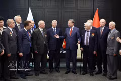 Le secrétaire général du Parti communiste du Vietnam et président de la République, To Lam rencontre des représentants des associations d’anciens combattants et d’amitié Russie-Vietnam. Photo: VNA