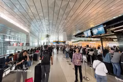 Des passagers s’entassent à l’aéroport international Soekarno-Hatta après l’annulation de nombreux vols. Photo: VNA
