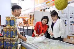 Un représentant d’une entreprise vietnamienne présente des gâteaux au durian à des visiteurs chinois lors de la 22e Exposition Chine-ASEAN (CAEXPO), en 2025. Photo: VNA