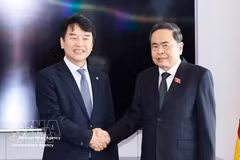 Le président de l'Assemblée nationale du Vietnam, Tran Thanh Man (à droite), rencontre le président du Groupe d'amitié parlementaire Corée-Vietnam, Moon Jin Seok, à Séoul le 8 septembre. Photo : VNA