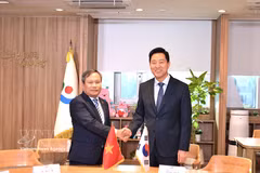 Le président du Comité populaire de Hanoï, Vu Dai Thang (gauche) et le maire de Séoul, Oh Se Hoon. Photo: VNA