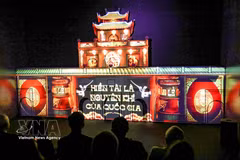 La pièce « Thang Long Capital » est présentée en avant-première dans un espace immersif faisant appel à la technologie du mapping 3D. Photo : VNA
