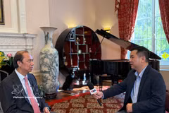 L'ambassadeur du Vietnam aux États-Unis, Nguyen Quoc Dung (gauche) accorde une interview au reporter de la VNA. Photo: VNA