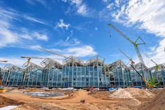 Selon un représentant du Conseil de gestion du projet de l’aéroport international de Phu Quoc, relevant du groupe Sun, 7 671 ouvriers et ingénieurs sont actuellement mobilisés sur le complexe aéroportuaire. Photo : VNA