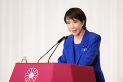 Takaichi Sanae s'exprime lors d'une conférence de presse au siège du Parti libéral-démocrate (PLD) au pouvoir à Tokyo, le 4 octobre 2025. Photo: Kyodo/VNA