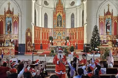 Ambiance de Noël à l'intérieur de la cathédrale de Hai Phong. Photo : VNA