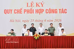 Le président de l’Assemblée nationale, Tran Thanh Man à la cérémonie de signature des règlements de coordination opérationnelle entre la Commission de la Défense, de la Sécurité et des Affaires étrangères de l’Assemblée nationale et trois ministères de la Défense, de la Sécurité publique et des Affaires étrangères. Photo : VNA