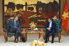 Le Premier ministre Pham Minh Chinh (gauche) et l'ambassadeur de France au Vietnam, Olivier Brochet. Photo: VNA