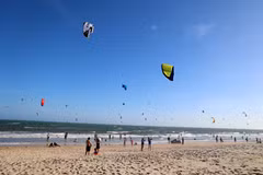 La plage de Mui Ne attire de nombreux touristes internationaux. Photo : VNA
