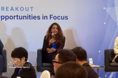 Shanti Alexander (au centre), directrice des campagnes et des programmes politiques pour la région Asie-Pacifique chez Meta, et Thao Dao, responsable de la stratégie et des opérations pays chez Google, participent à un atelier lors du Forum de l'ASEAN à Singapour. Photo : VNA