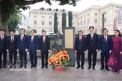 Tran Cam Tu, membre permanent du Secrétariat du Comité central, et la délégation de haut niveau du Parti communiste vietnamien devant la statue du Président Hô Chi Minh, dans l'enceinte du Musée des civilisations asiatiques à Singapour. Photo : VNA