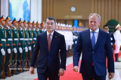 Le Premier ministre Le Minh Hung (à gauche) et son homologue polonais Donald Tusk, en visite au Vietnam. Photo : VNA