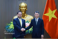 Le Premier ministre Le Minh Hung (droite) reçoit le ministre chilien des Affaires étrangères Francisco Pérez Mackenna. Photo: VNA