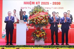 Le secrétaire général du Parti Tô Lâm (gauche) offre un panier de fleurs pour féliciter le Congrès des organisations du Parti de la commune de Nghia Tru pour le mandat 2025-2030. Photo : VNA