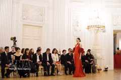 Le défilé "SOGNO NIGHT", conjuguant le saxophone de Quyen Thien Dac, la voix de la chanteuse Pham Thu Ha et les robes de soirée de la créatrice Nguyen Thuy Linh, s’est déroulé dans la nuit du 21 mars au palais Petrovski, à Moscou. Photo : VNA