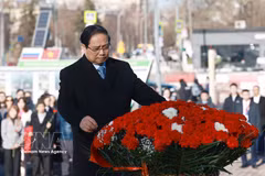 Le Premier ministre vietnamien Pham Minh Chinh et la délégation l'accompagnant ont déposé, le 23 mars au matin (heure locale), des fleurs au pied du monument du Président Ho Chi Minh ainsi qu’à la Tombe du Soldat inconnu à Moscou. Photo : VNA