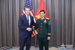 Le général Phan Van Giang (à droite) et le secrétaire américain à la Guerre, Pete Hegseth. Photo : https://www.qdnd.vn/