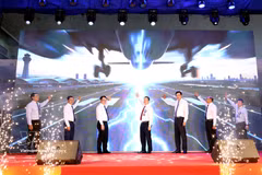 Des dirigeants de la ville de Da Nang et les délégués procèdent au lancement des projets lors de la cérémonie. Photo: VNA