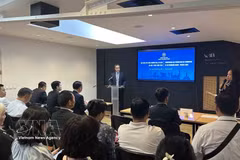 Vu Anh Son, conseiller commercial du Vietnam en France, prend la parole lors de la conférence. Photo : VNA