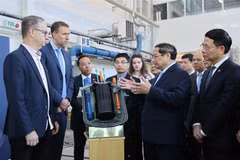 Le Premier ministre Pham Minh Chinh se rend à la division des sciences et de l'ingénierie nucléaires (NSE) du département de physique de l'Institut royal de technologie (KTH) de Suède. Photo: VNA