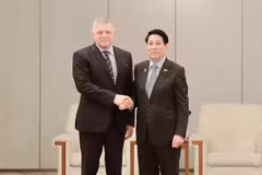 Le président vietnamien Luong Cuong (droite) et le Premier ministre slovaque, Robert Fico. Photo: VNA