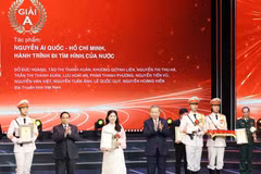 Le secrétaire général du Parti, To Lam, et le Premier ministre Pham Minh Chinh remettent personnellement les six prix A aux lauréats. Photo : VNA