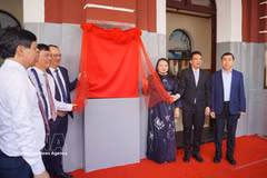 Le Comité populaire de la ville de Hue et la Société nationale des chemins de fer du Vietnam ont dévoilé le 26 mars la nouvelle interface du train «Voyage de connexion des patrimoines du Centre». Photo : VNA
