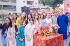 Des étudiants internationaux de l’Université du commerce extérieur découvrent la culture du Têt vietnamien. (Photo : Vietnam+)