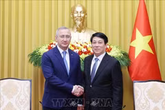 Le président vietnamien Luong Cuong (droite) reçoit le gouverneur de l'oblast de Kalouga de Russie. Photo: VNA