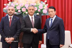 Le général Luong Tam Quang, membre du Bureau politique, ministre vietnamien de la Sécurité publique (à droite) reçoit Murat Kaya, vice-président du conseil d’administration et cofondateur du groupe ICT et Adalat Bakhishov, président du groupe ANVI. Photo: VNA