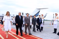 Le président panaméen José Raúl Mulino et son épouse Maricel Cohen De Mulino sont arrivés le 5 octobre à l'aéroport international de Noi Bai, entamant leur visite officielle au Vietnam. Photo: VNA