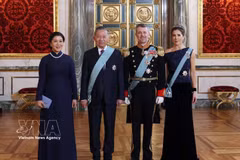 Le secrétaire général du Parti communiste du Vietnam et président de la République, To Lam, et son épouse, Ngo Phuong Ly, posent pour une photo souvenir avec le roi Frederik X et la reine Mary du Danemark. Photo : VNA