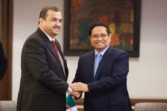 Le Premier ministre vietnamien Pham Minh Chinh (droite) et le ministre de l'Énergie et des Mines, Mohamed Arkab. Photo: VNA