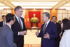 Le secrétaire général du Parti communiste du Vietnam, Tô Lâm, et Olivier Brochet, ambassadeur de France au Vietnam. Photo: VNA 