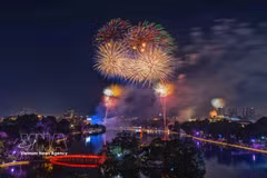 Un éblouissant spectacle de feux d’artifice illumine le ciel au-dessus du lac Hoan Kiem. Photo : VNA