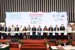 Des délégués coupent le ruban pour inaugurer VIFA ASEAN 2026. Photo : VNA