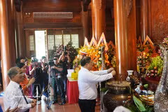 Pham Gia Tuc, membre du Bureau politique, secrétaire adjoint permanent du Comité du Parti du gouvernement et vice-Premier ministre permanent, lors de la cérémonie d’offrande d’encens à la mémoire du Président Ho Chi Minh sur le site historique de Kim Lien, sa terre natale. Photo : VNA