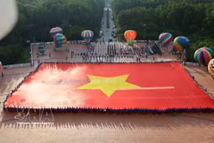 Le grand drapeau mesure 2.025 m² (60 m de long sur 33,75 m de large) et pèse environ 320 kg. Photo : VNA