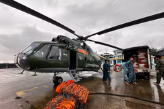 La division 372 de l’Armée de l’air a déployé en urgence, dans la matinée du 20 novembre, deux hélicoptères afin d’apporter une aide immédiate aux populations isolées. Photo : VNA