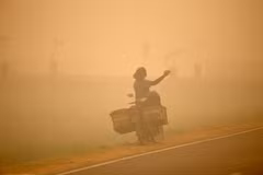 Le brouillard de fumée provoqué par les incendies de forêt et de terres recouvre la ville de Palangka Raya, dans la province de Kalimantan central, en Indonésie, le 13 octobre 2026. Photo: Xinhua/VNA