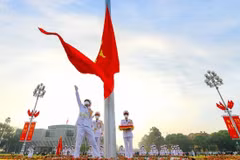Une cérémonie de lever du drapeau sur la place Ba Dinh.