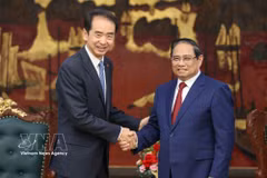 Le Premier ministre Pham Minh Chinh (à droite) reçoit l'ambassadeur de Chine au Vietnam, He Wei. Photo : VNA 