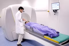 Un patient suit une radiothérapie pour un cancer. Photo : benhvienk.vn