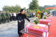 La vice-Première ministre Pham Thi Thanh Tra, présidente du Comité national chargé de la recherche, du rapatriement et de l’identification des restes des martyrs, offre de l’encens en hommage aux héros morts pour la Patrie. Photo: VNA