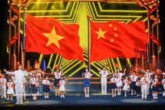 Lors du Programme artistique Vietnam - Chine célébrant la Fête de la Mi-Automne 2026. Photo : VNA