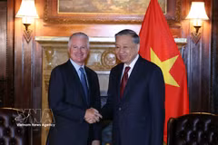 Le secrétaire général du Parti communiste vietnamien (PCV) et président To Lam (à droite) rencontre Chip Kaye, président de Warburg Pincus. Photo : VNA