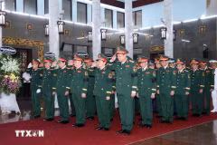 Une délégation de la Commission militaire centrale rend hommage au général Le Van Dung. Photo: VNA
